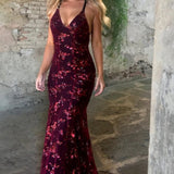 Nora | Robe de soirée longue brodée de sequins, décolleté plongeant et bretelles spaghetti