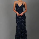 Nora | Robe de soirée longue brodée de sequins, décolleté plongeant et bretelles spaghetti