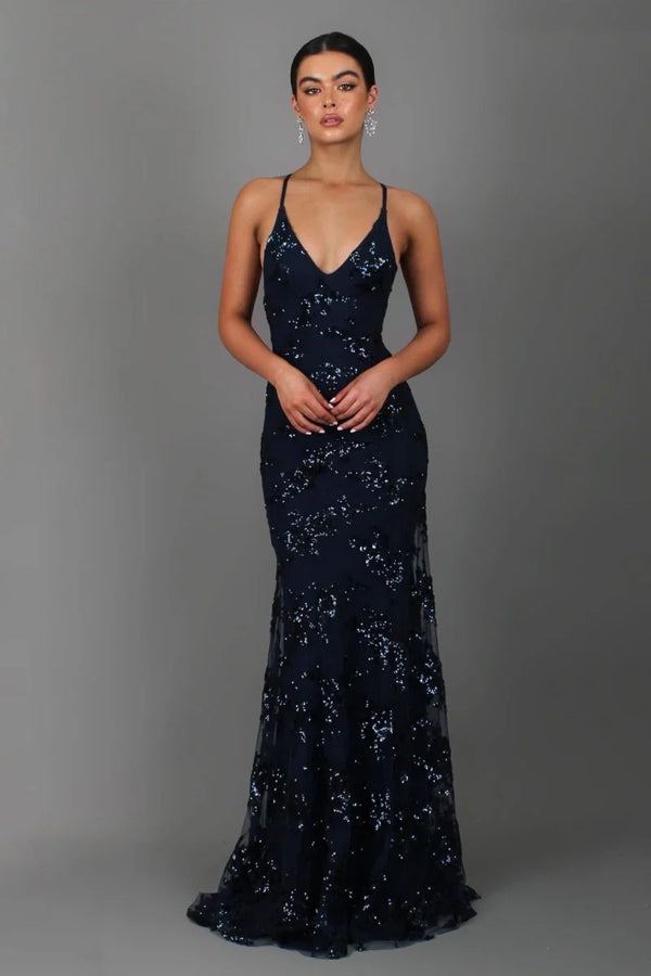 Nora | Robe de soirée longue brodée de sequins, décolleté plongeant et bretelles spaghetti