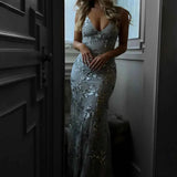 Nora | Robe de soirée longue brodée de sequins, décolleté plongeant et bretelles spaghetti